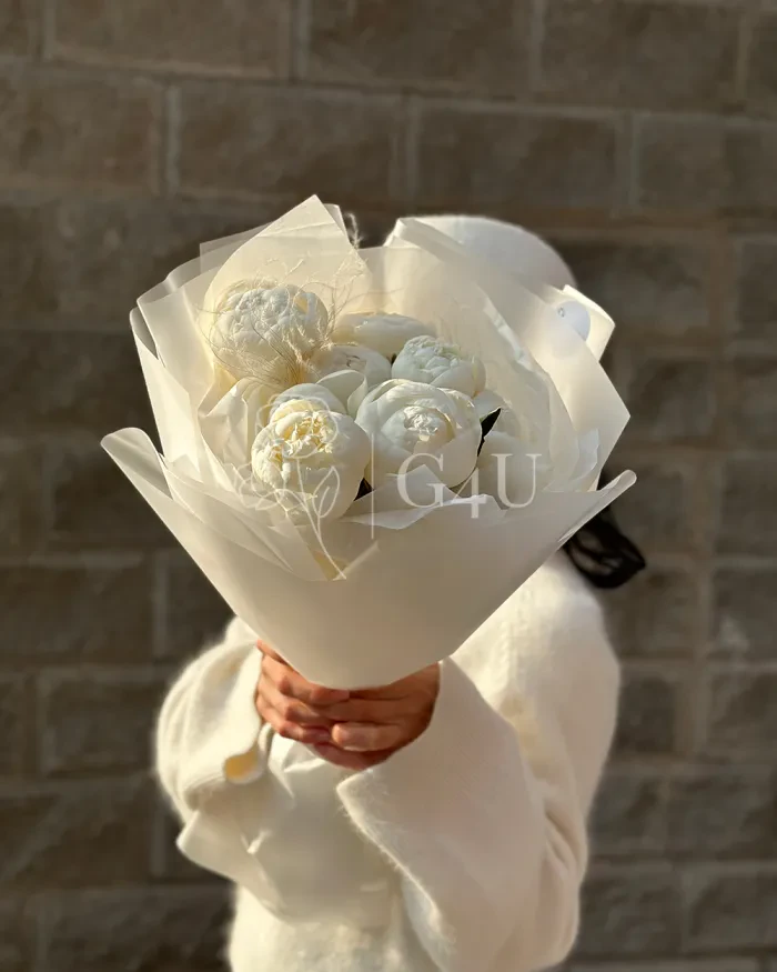 Заказать Букет из 7 белых пионов в Алматы