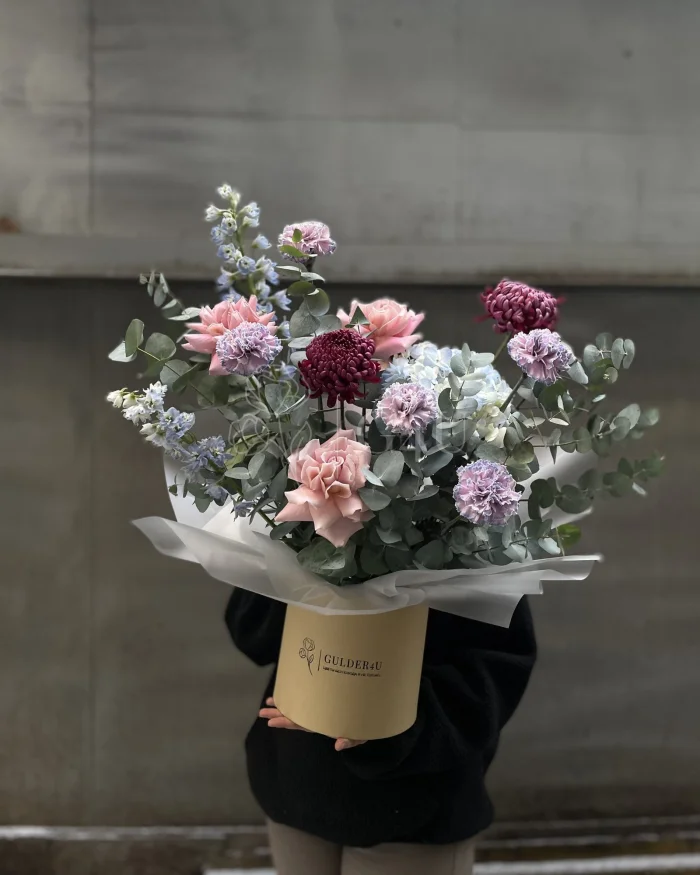 Заказать Композиция в коробке "Стефания" из роз и гвоздик в Алматы