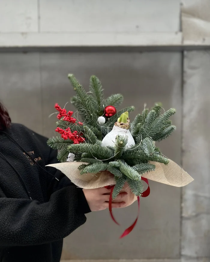 Заказать Композиция с луковицей амариллиса в Алматы