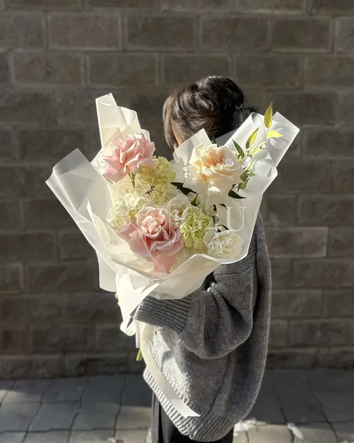 Заказать Букет "Айша" S из роз, пионовидных роз и гвоздик в Алматы