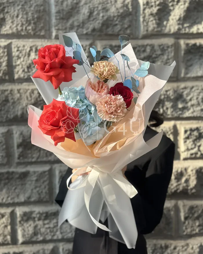 Заказать Букет "Виктория" S из роз, пионовидных роз и гортензии в Алматы