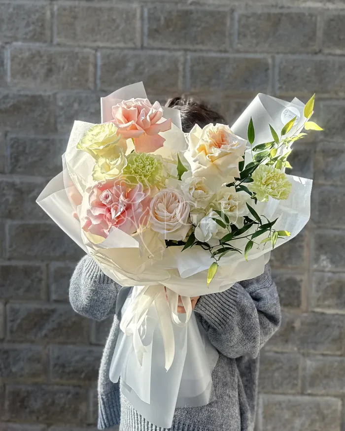 Заказать Букет "Айша" M из роз, пионовидных роз и гортензии в Алматы