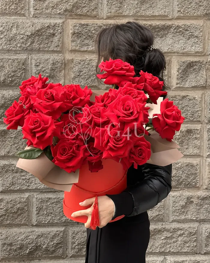 Заказать 25 роз в коробке в Алматы