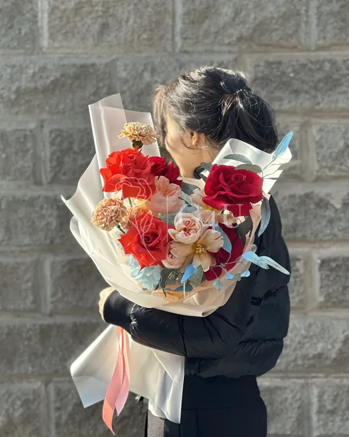 Заказать Букет "Виктория" M из роз, пионовидных роз и гортензии в Алматы