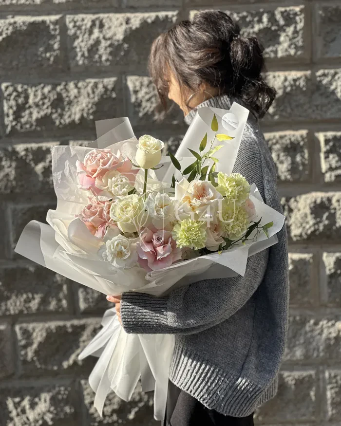 Заказать Букет "Айша" L из роз, пионовидных роз и гвоздик в Алматы