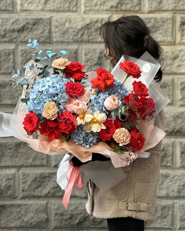 Заказать Букет "Виктория" XL из роз, пионовидных роз и гвоздик в Алматы