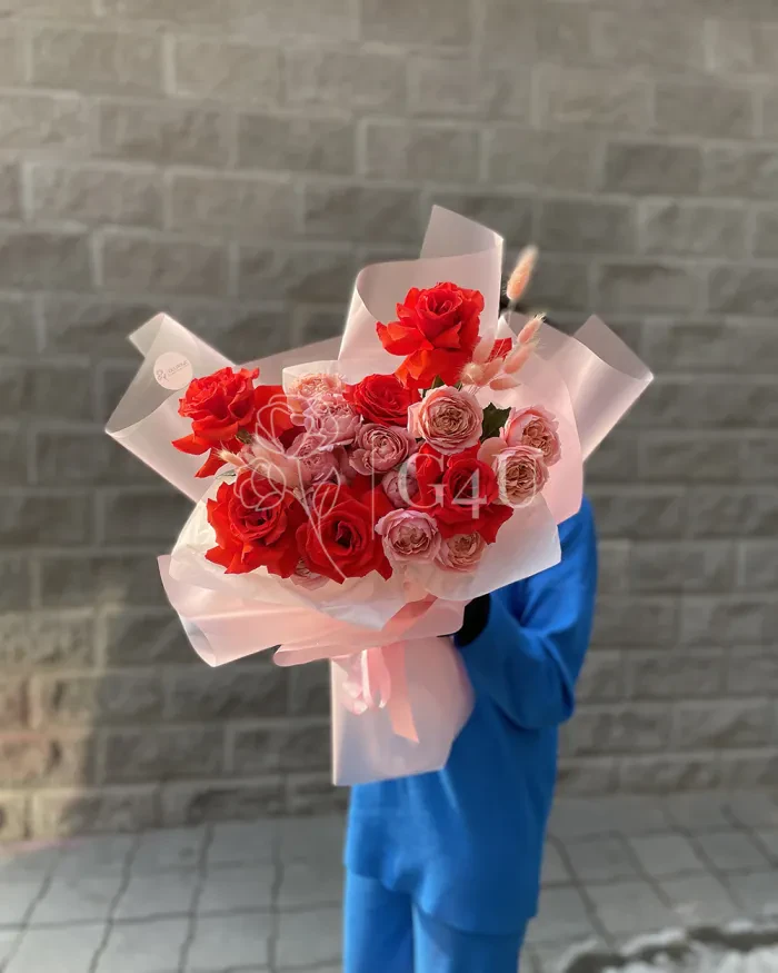 Заказать Букет "Томирис" из роз и спрей роз в Алматы