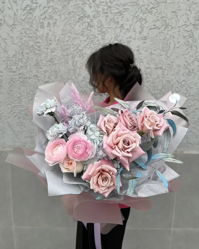 Заказать Букет "Лиза" из роз, гвоздик и гортензий в Алматы