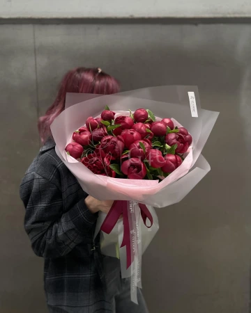 Моно букет из 21 бордового пиона