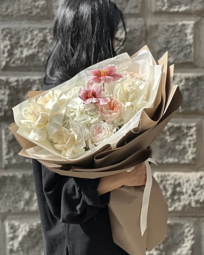 Заказать Букет "Дилара" из роз, пионовидных роз и озатамнуса в Алматы