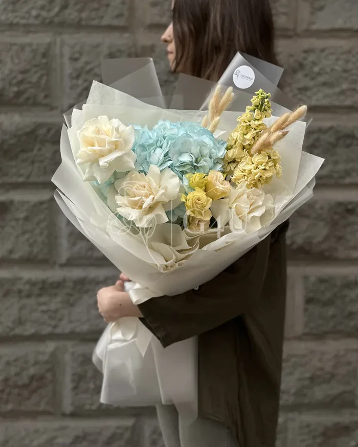 Заказать Букет "Аружан" роз, гортензии и лизиантусов в Алматы