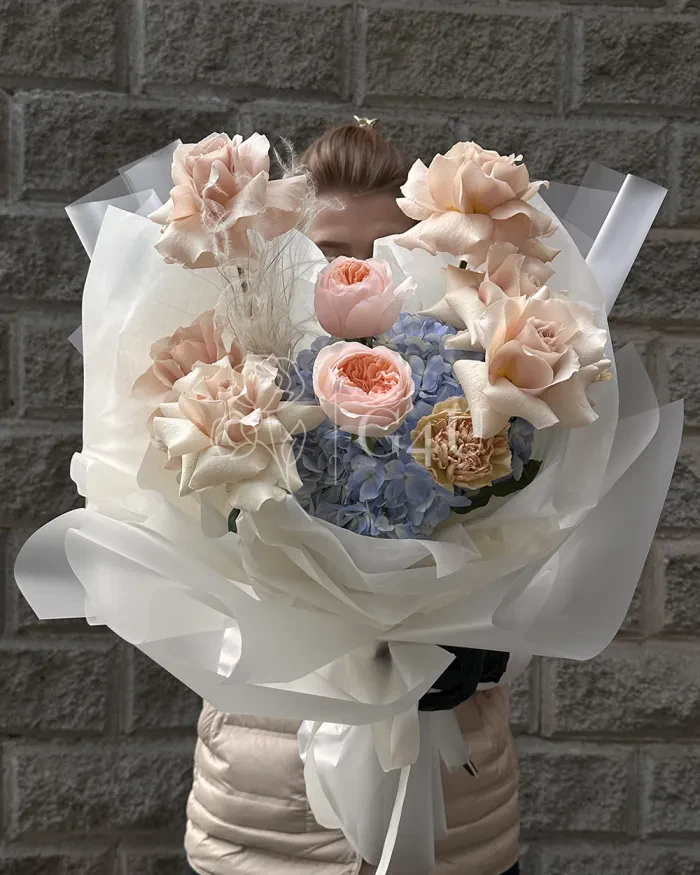 Заказать Букет "Айбике" из роз, пионовидных роз и гортензий в Алматы