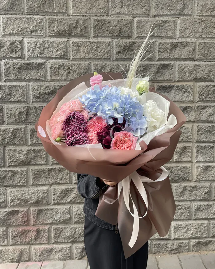 Заказать Букет "Газиза" из пионовидных роз и гортензии в Алматы