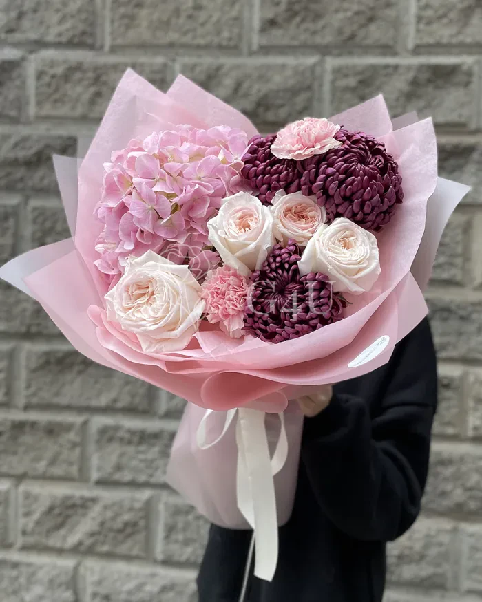 Заказать Букет "Гулхадиша" из пионовидных роз и хризантем в Алматы