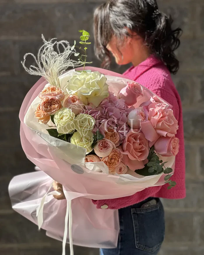 Заказать Букет "Азиза" из роз, пионовидных роз и гортензии в Алматы