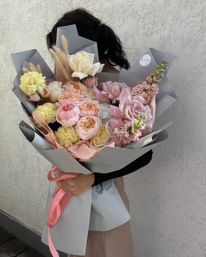 Заказать Букет "Адия" из роз, пионовидных роз и гвоздик в Алматы