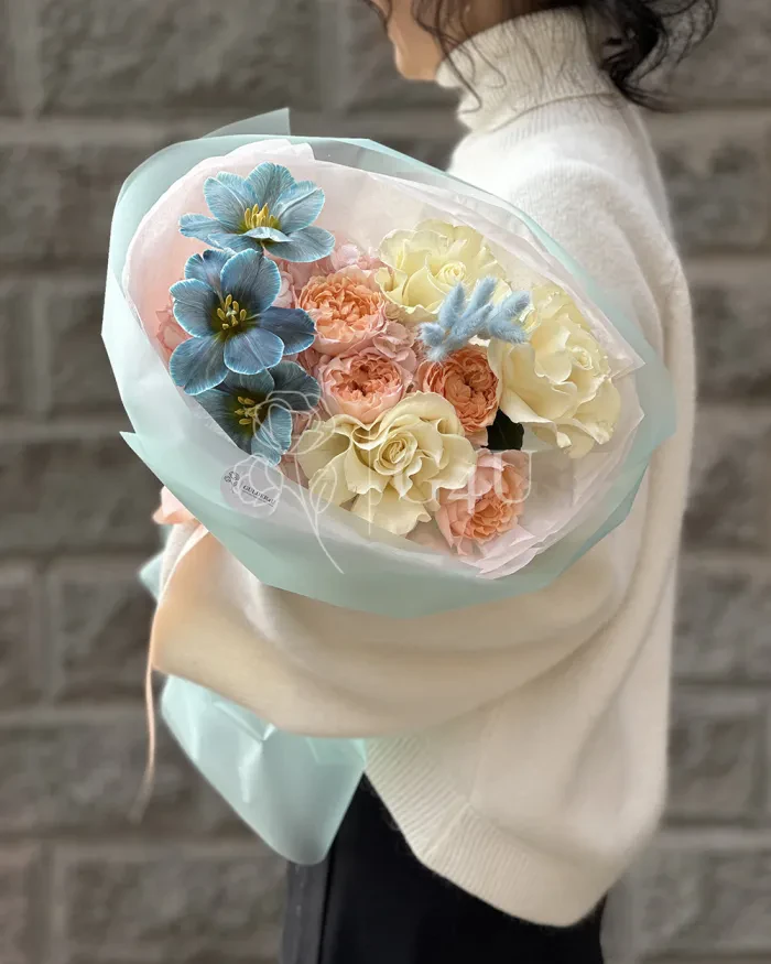 Заказать Букет "Галия" из роз, пионовидных роз и гортензии в Алматы