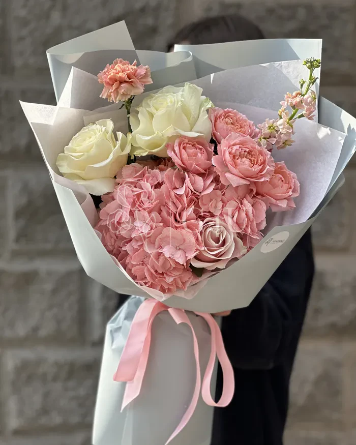 Заказать Букет "Гулшаш" из спрей роз, гортензии и гвоздик в Алматы