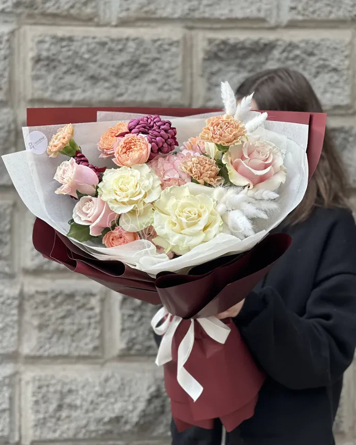 Заказать Букет "Назерке" из роз и спрей роз в Алматы