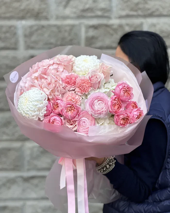 Заказать Букет "Бибигуль" из спрей роз и гортензии в Алматы