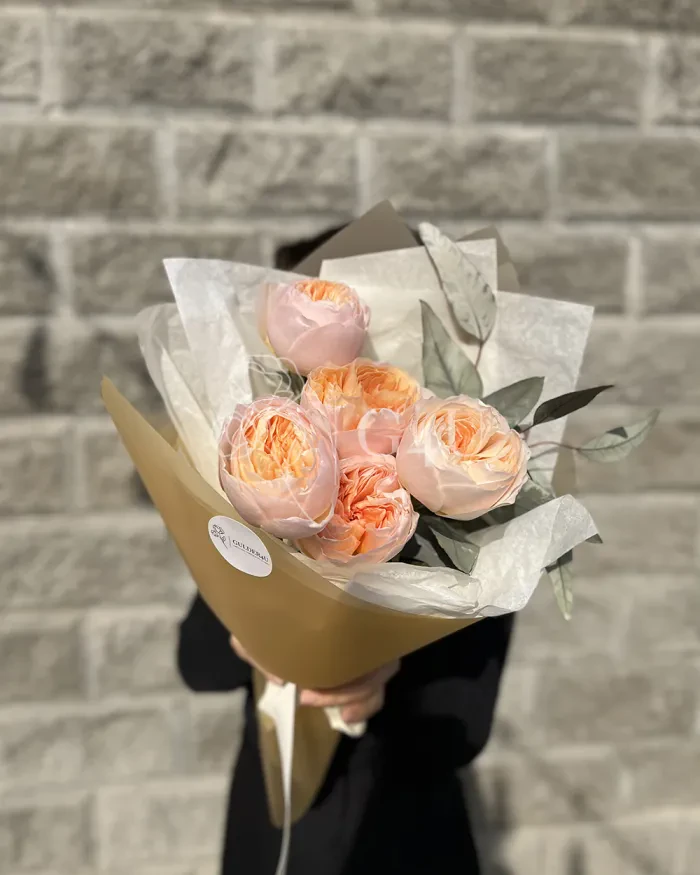 Заказать Букет "Жания" из пионовидных роз с рускусом в Алматы