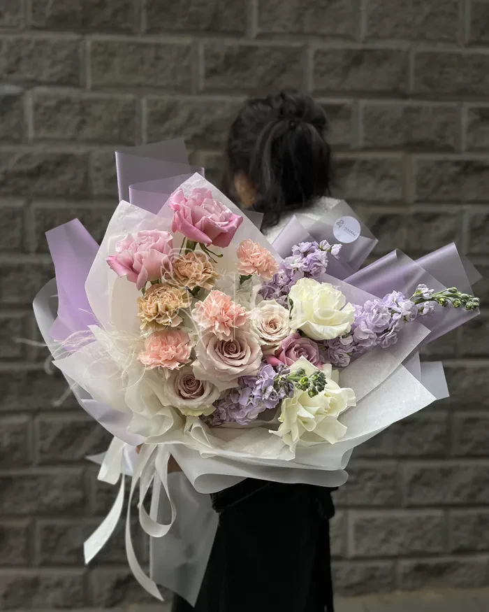 Заказать Букет "Замира" из гортензии, пионовидных роз и гвоздик в Алматы