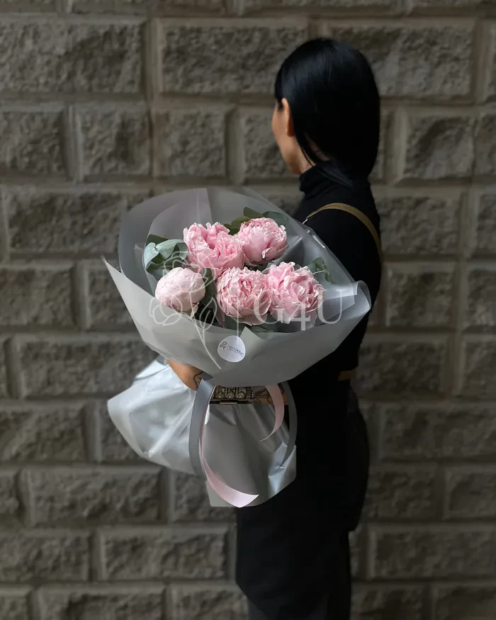 Заказать Букет из 5 пионов с эвкалиптом в Алматы