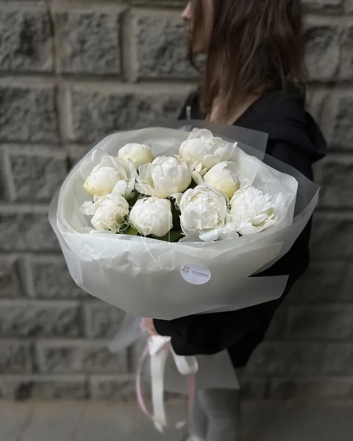 Заказать Букет из 9 местных пионов в белом оформлении в Алматы