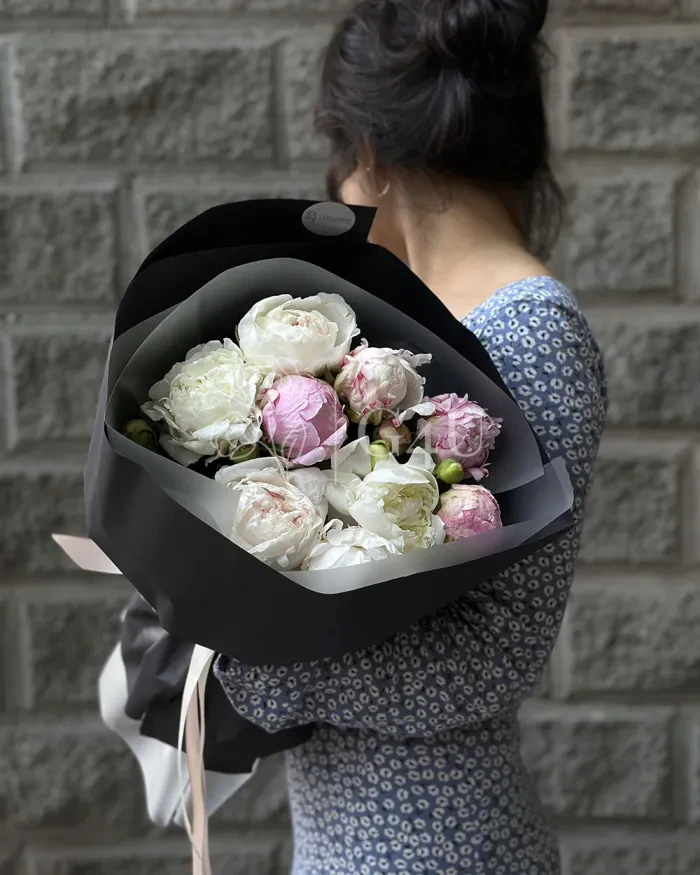 Заказать Букет из 9 местных пионов Mix в Алматы