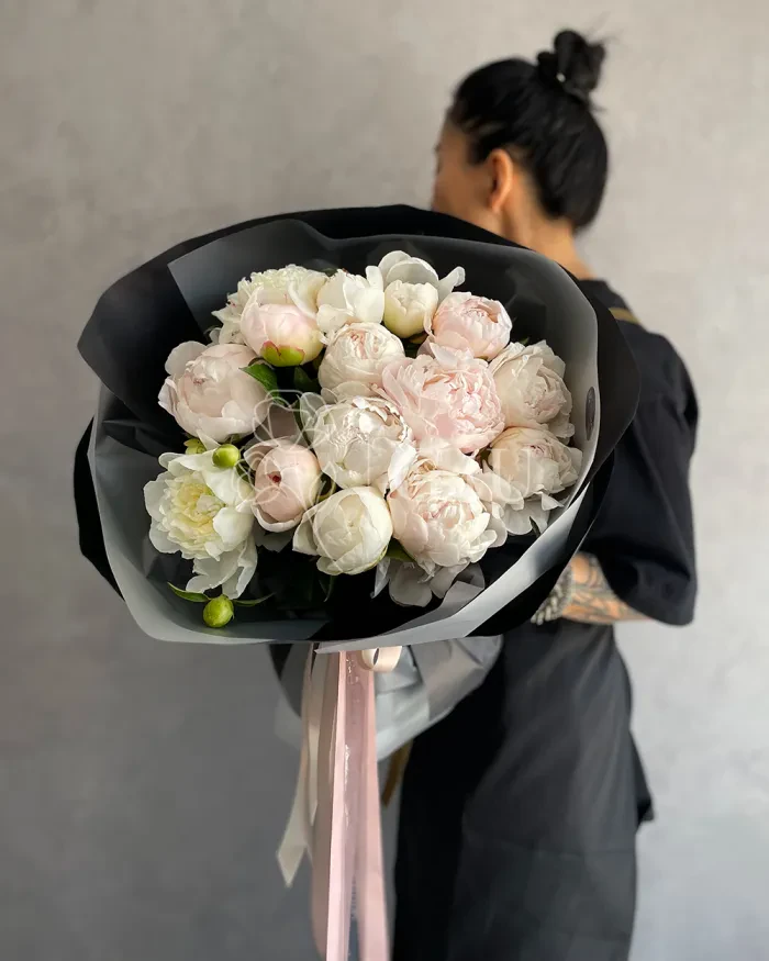 Заказать Букет из 15 местных пионов Mix в Алматы