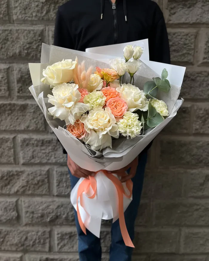 Заказать Букет "Ляйсан" из спрей роз и лизиантусов в Алматы