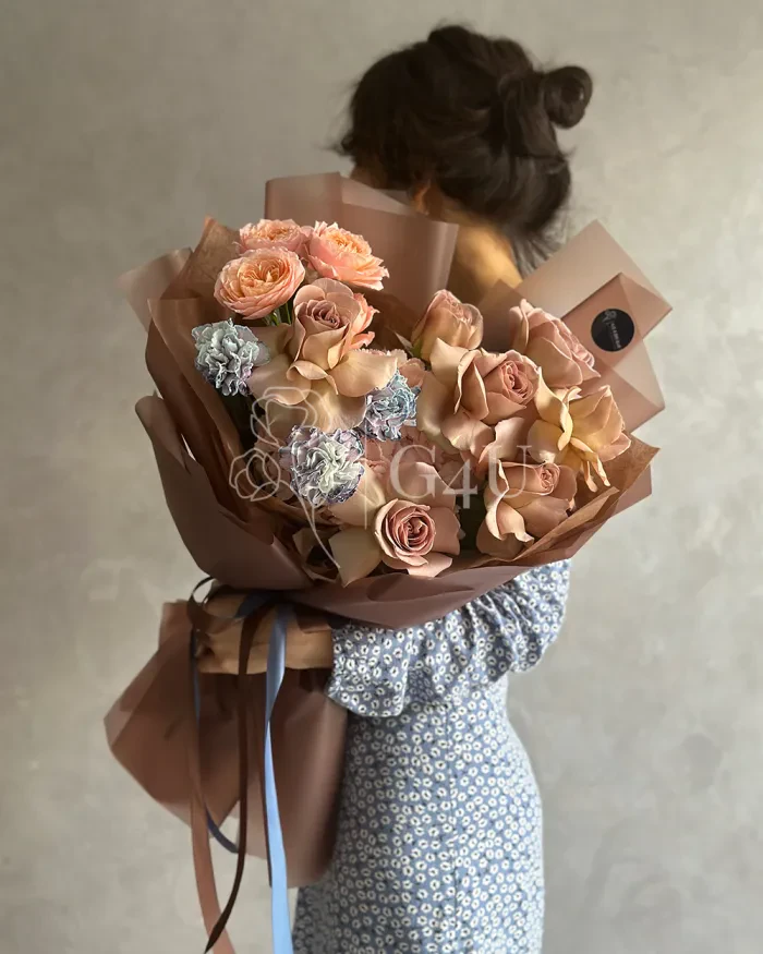 Заказать Букет "Айнелла" из роз, спрей роз и гвоздик в Алматы