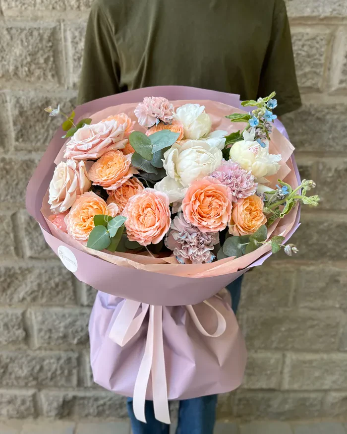 Заказать Букет "Дария" из спрей роз, пионов и гвоздик в Алматы