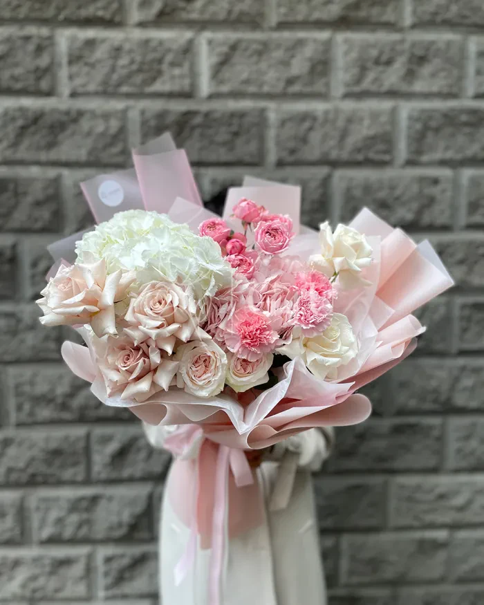 Заказать Букет "Зарина"из роз, пионовидных роз и гортензии в Алматы