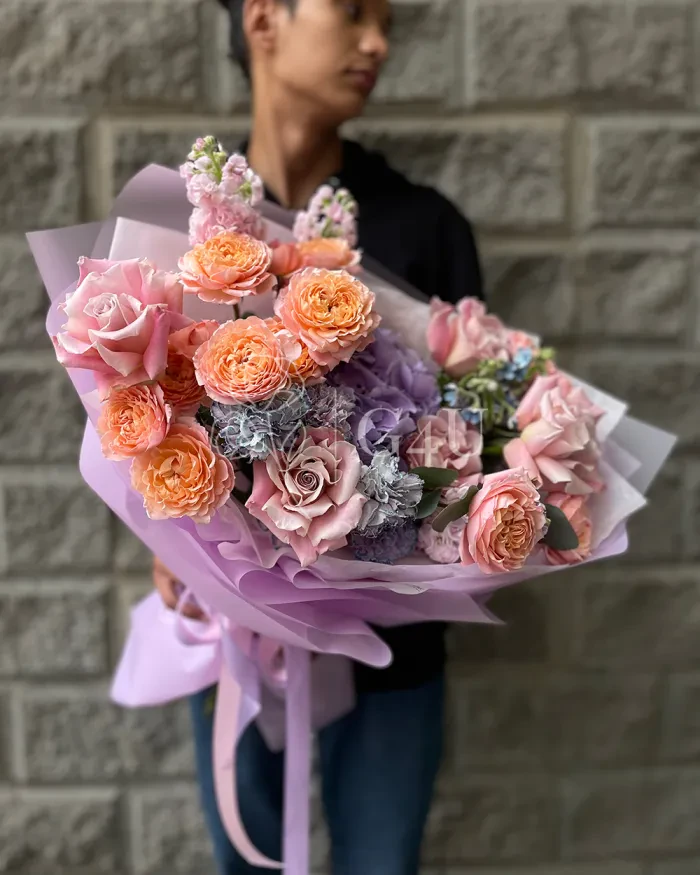 Заказать Букет "Диана" из роз, спрей роз и гортензии в Алматы