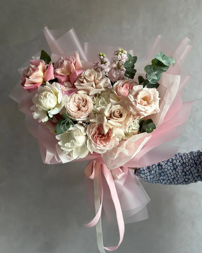 Заказать Букет "Дильбара"из роз, пионовидных роз и пионов в Алматы