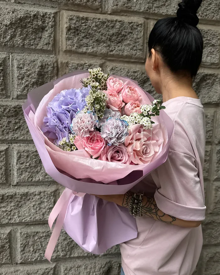 Заказать Букет "Хадиджа" из роз, пионовидных роз и гвоздик в Алматы