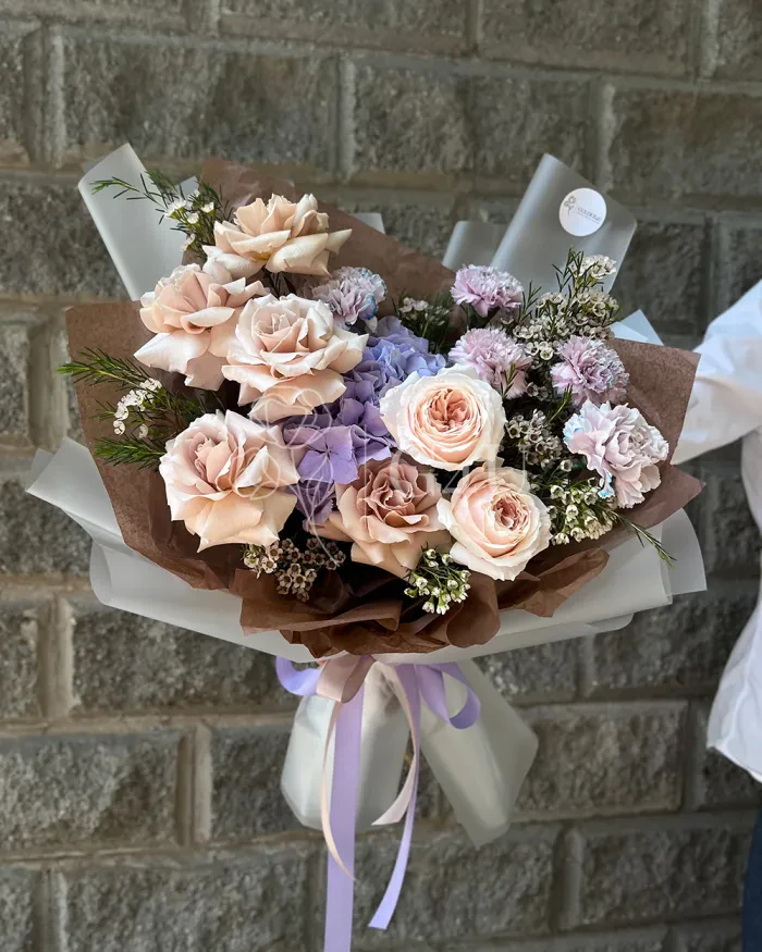 Заказать Букет "Нектарин" из роз, пионовидных роз и гвоздик в Алматы