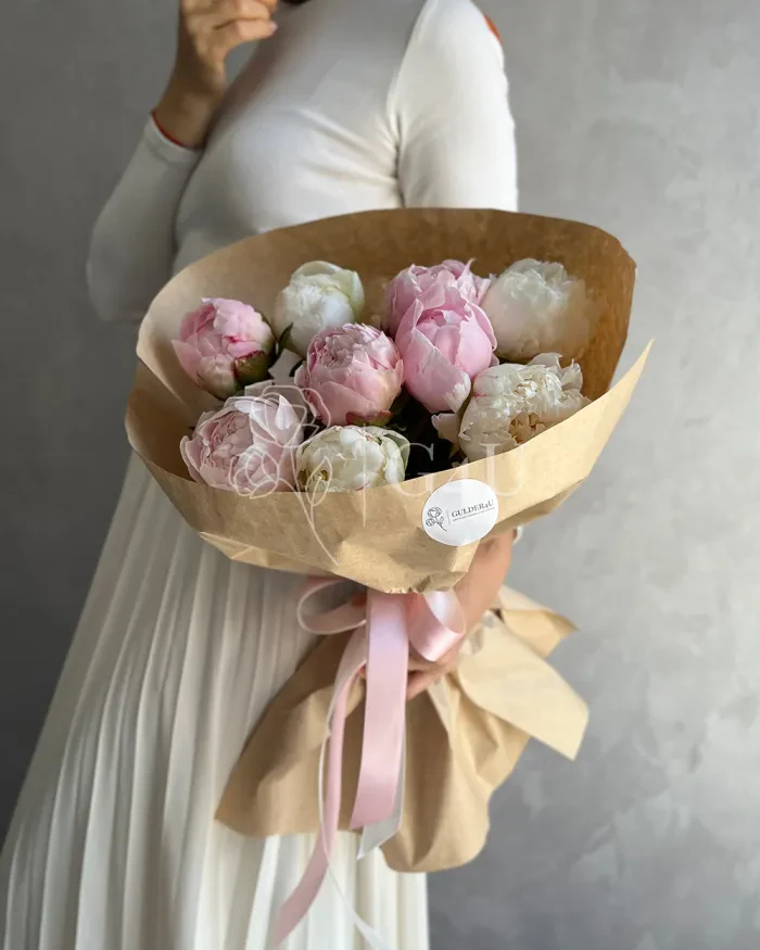 Заказать Букет из 9 местных микс пионов в крафте в Алматы