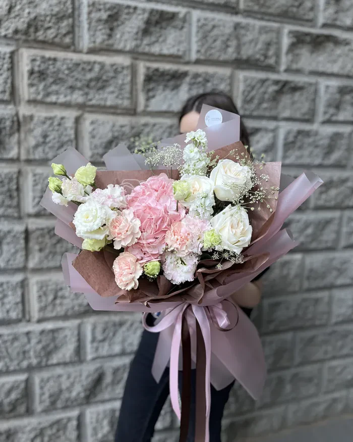 Заказать Букет "Нурсая" из гортензий и пионовидных роз в Алматы