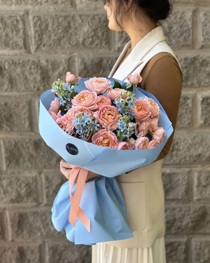 Заказать Букет "Майя" из пионовидных роз в Алматы