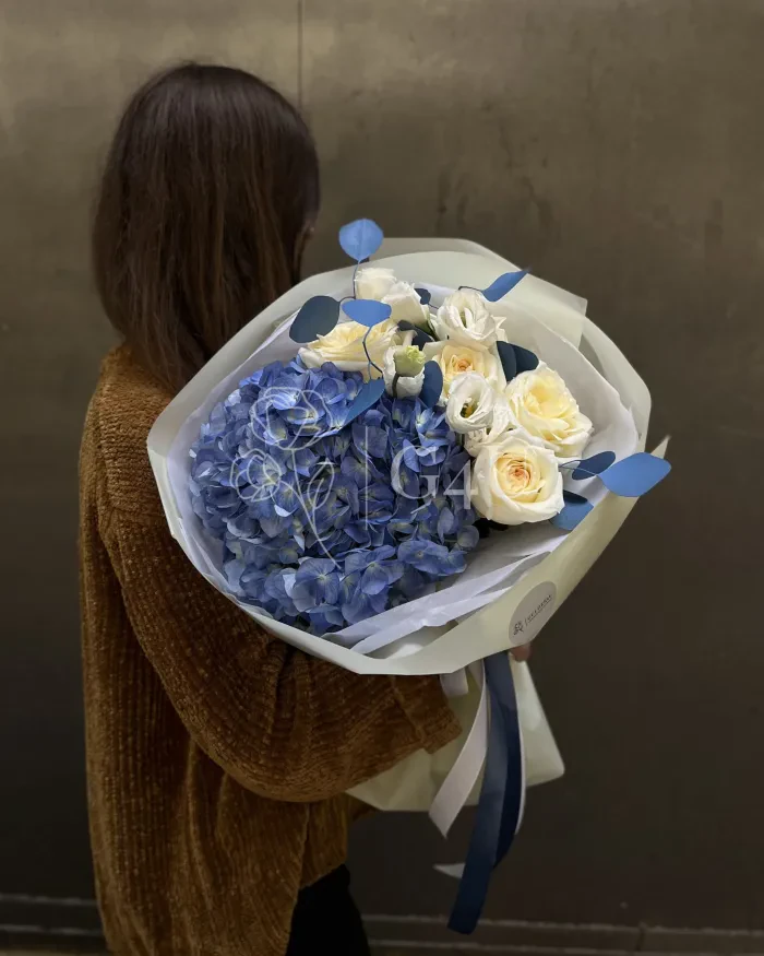 Заказать Букет "Айғаным" из гортензий, роз и лизиантусов в Алматы