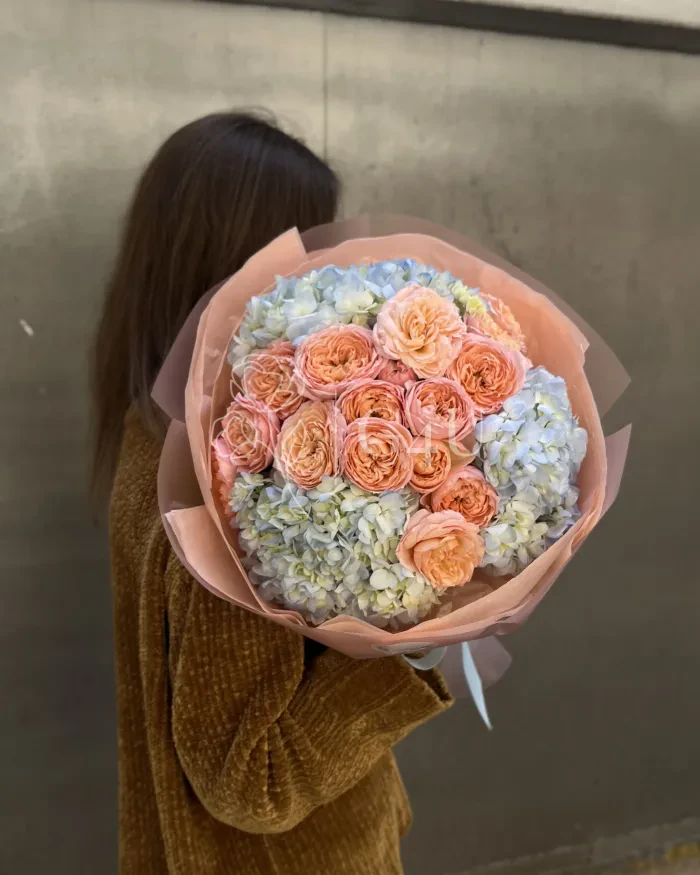 Заказать Букет "Айсауле" из гортензии и спрей роз в Алматы