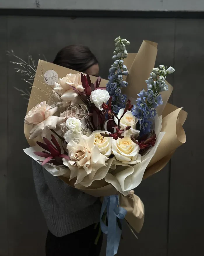 Заказать Букет "Венера" из дельфиниума, кенделайта и квиксанда в Алматы