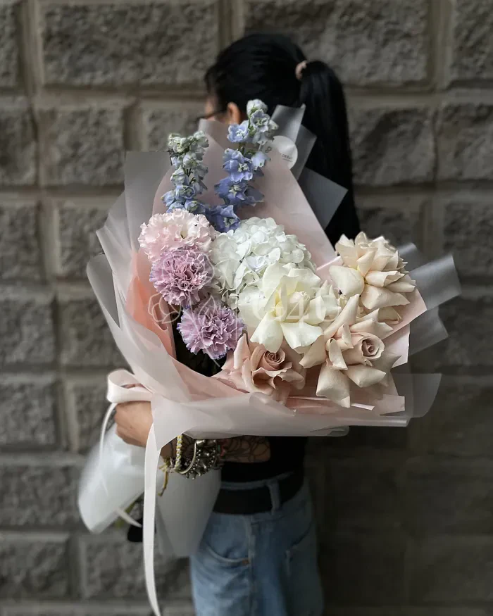 Заказать Букет "Нармина" из гортензии роз и дильфиниума в Алматы