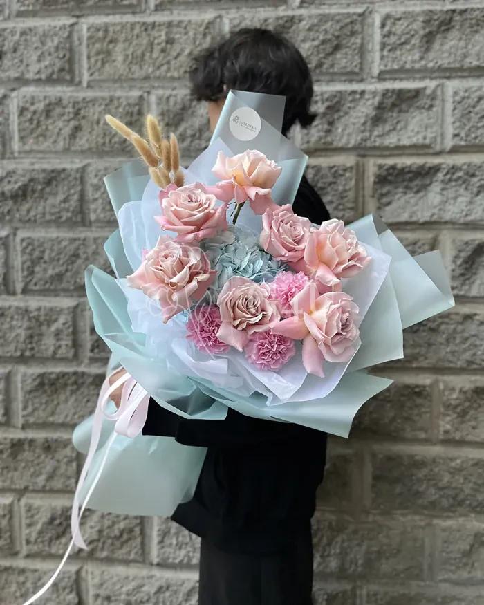 Заказать Букет "Дильназ" из гортензии, роз и лизиантуса в Алматы