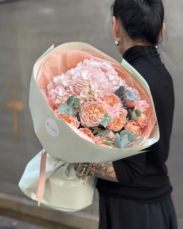 Заказать Букет "Сабина" из гортензии и спрей роз с эвкалиптом в Алматы