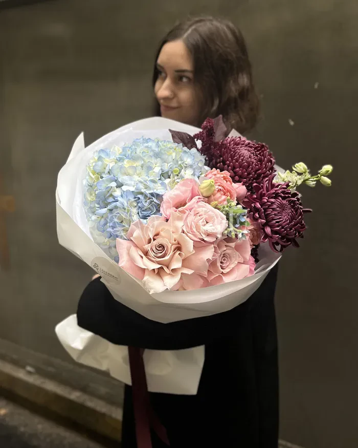 Заказать Букет "Альбина" из гортензии, роз и хризантем в Алматы