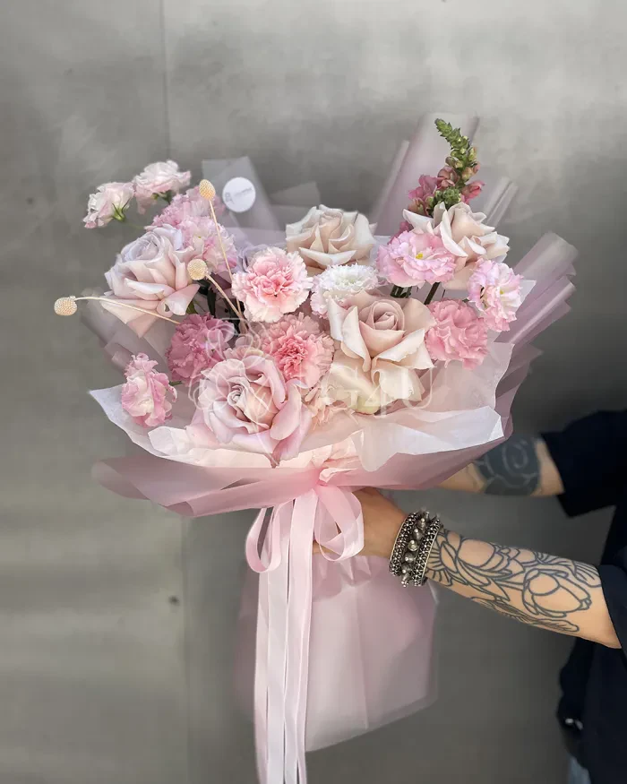 Заказать Букет "Мариям" из гортензии, роз и лизиантусов в Алматы