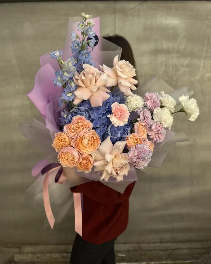 Заказать Букет "Райана" из гортензии, роз, спрей роз и лиантуса в Алматы